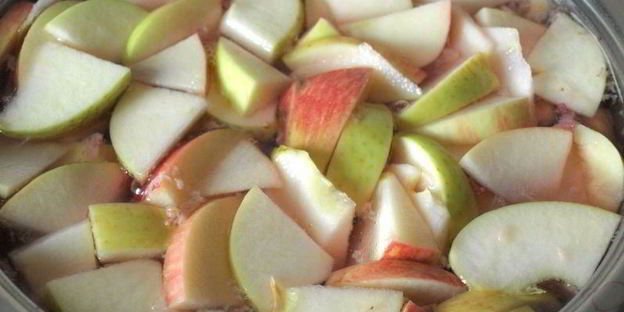 компот из персиков, яблок и малины с мелиссой