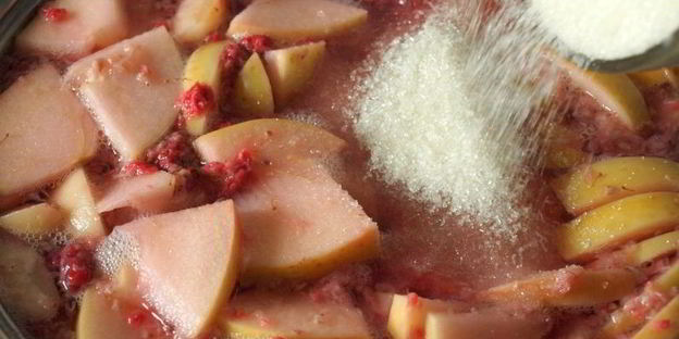 компот из персиков, яблок и малины с мелиссой