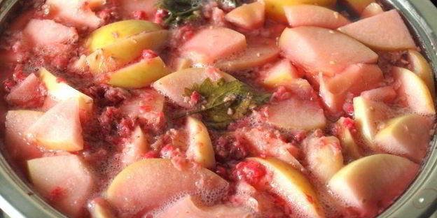 компот из персиков, яблок и малины с мелиссой