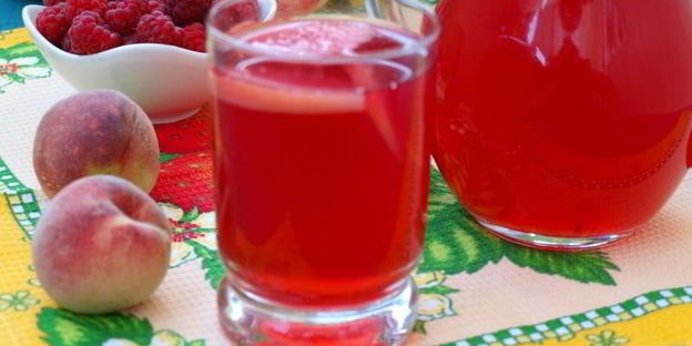 компот из персиков, яблок и малины с мелиссой