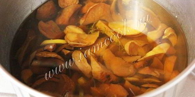 компот из сушеных яблок с тимьяном