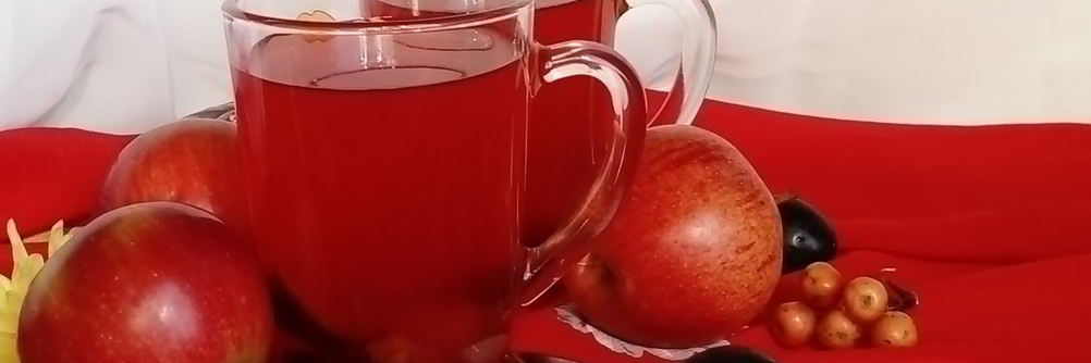 Компот из свежих яблок, слив и клюквы