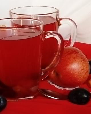 Компот из свежих яблок, слив и клюквы