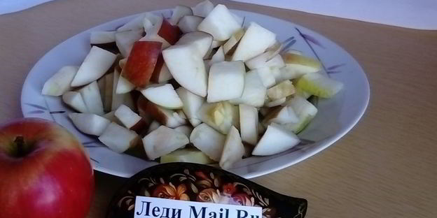 компот из свежих яблок, слив и клюквы