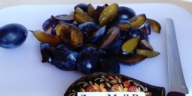 компот из свежих яблок, слив и клюквы