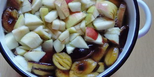 компот из свежих яблок, слив и клюквы