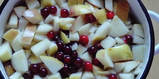 компот из свежих яблок, слив и клюквы