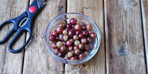 компот из вишни и крыжовника