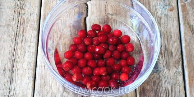 компот из вишни и крыжовника