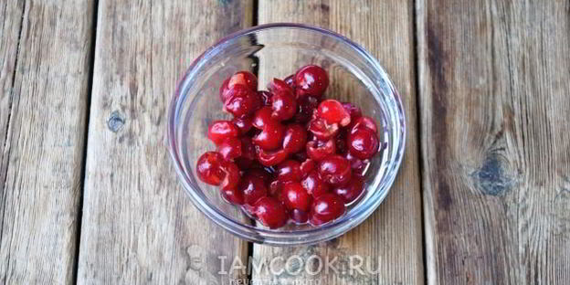 компот из вишни и крыжовника