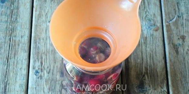 компот из вишни и крыжовника