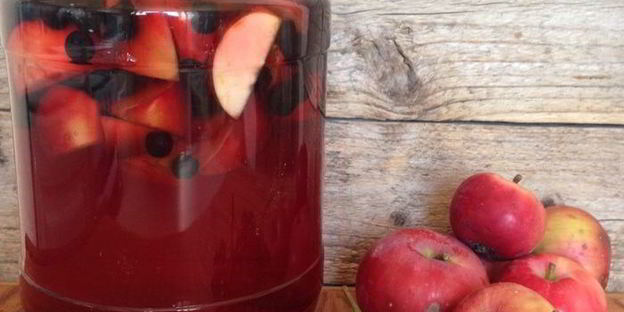 компот из яблок и черноплодной рябины