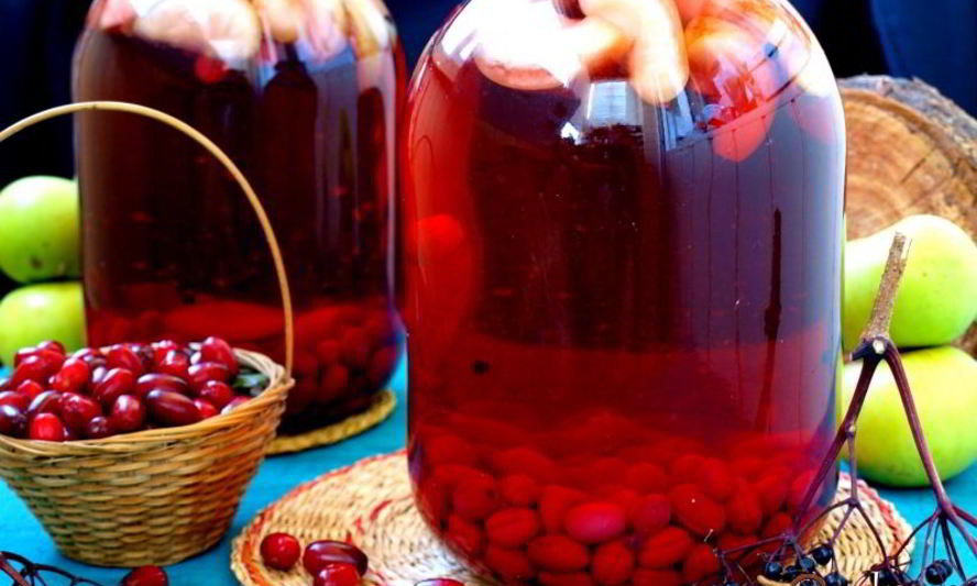 Рецепт компота из яблок, кизила и бузины