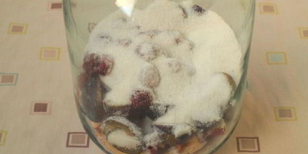 компот из яблок, слив и малины на зиму