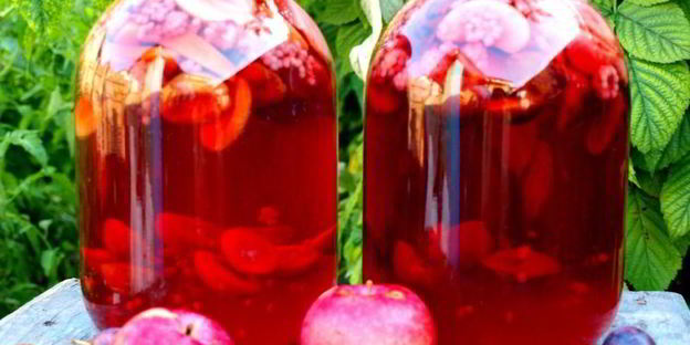 компот из яблок, слив и малины на зиму