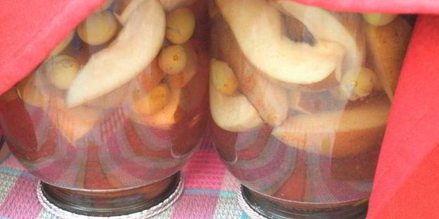 компот с виноградом и грушами на зиму