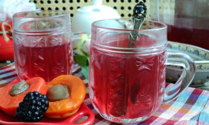 Рецепт компота со сливой, клюквой и вишней