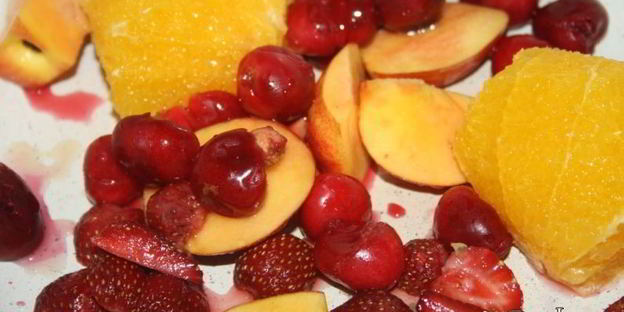 нектариновый компот с черешней, клубникой и апельсином