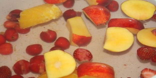 нектариновый компот с черешней, клубникой и апельсином