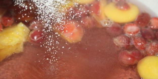 нектариновый компот с черешней, клубникой и апельсином