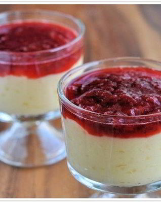 Тапиока с клубнично-ревенным компотом