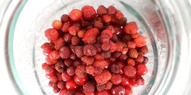 вишнево-клубничный компот с мятой на зиму