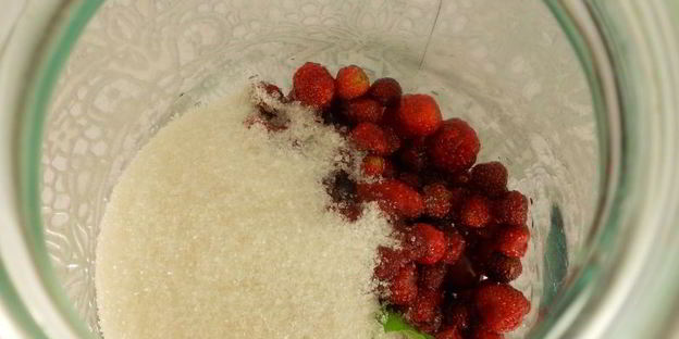 вишнево-клубничный компот с мятой на зиму