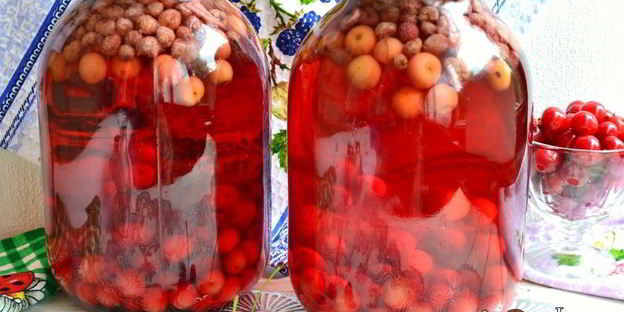 вишнево-клубничный компот с мятой на зиму