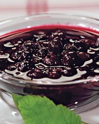 Маринованная черная смородина