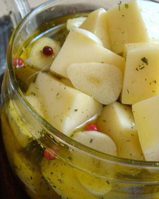 Маринованная моцарелла на закуску к вину