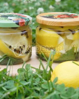 Маринованные лимоны с листьями смородины