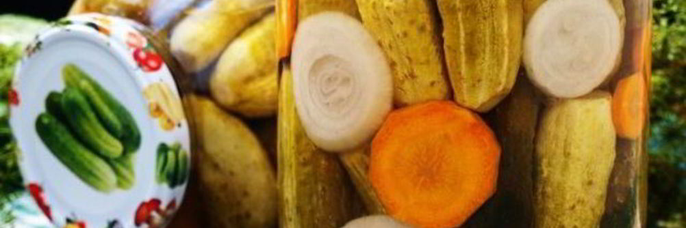 Маринованные огурцы с морковью