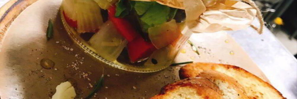 Маринованные овощи на хрустящем багете