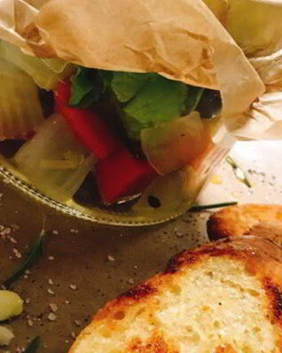 Маринованные овощи на хрустящем багете