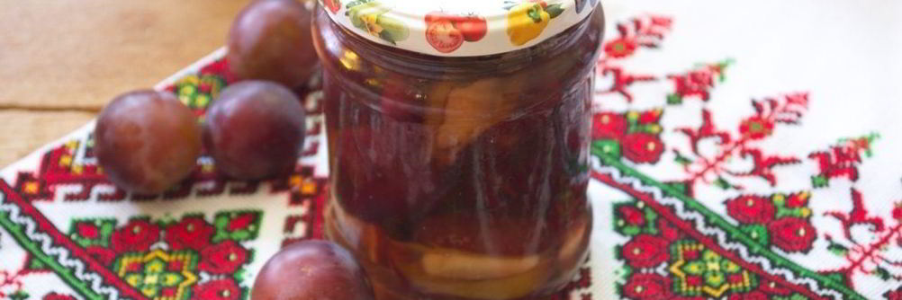 Маринованные сливы с чесноком