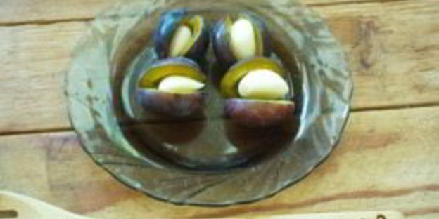 маринованные сливы с чесноком