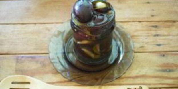 маринованные сливы с чесноком