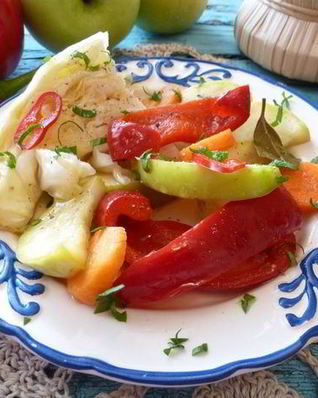 Овощи, маринованные с яблоком и корицей