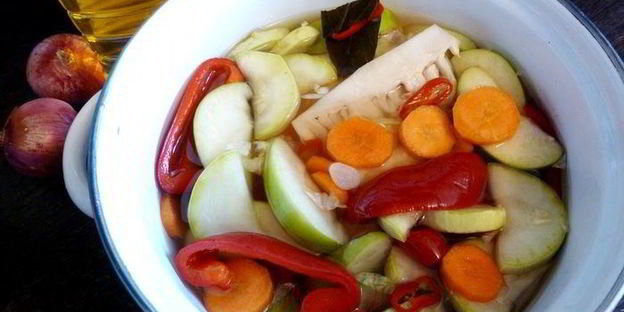 овощи, маринованные с яблоком и корицей