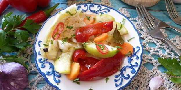 овощи, маринованные с яблоком и корицей
