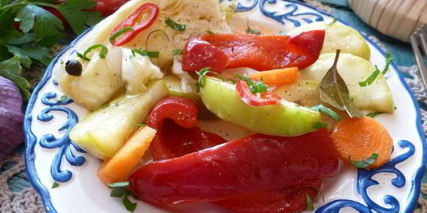 овощи, маринованные с яблоком и корицей