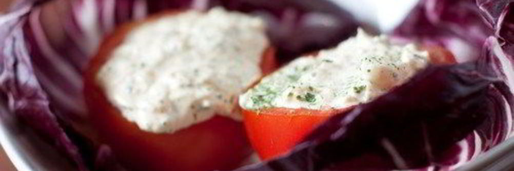 Помидоры черри с маринованной фетой и маслинами