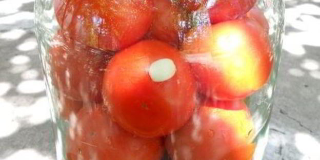 помидоры маринованные с листьями малины