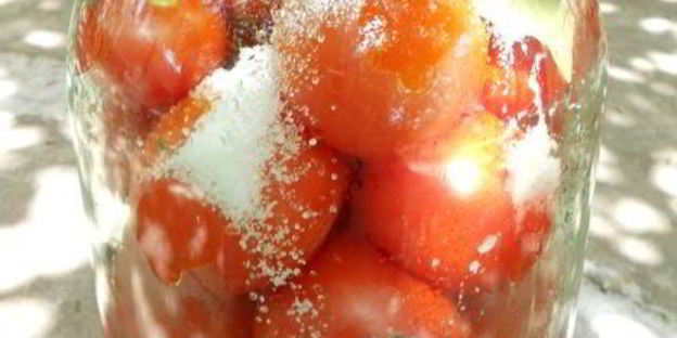 помидоры маринованные с листьями малины