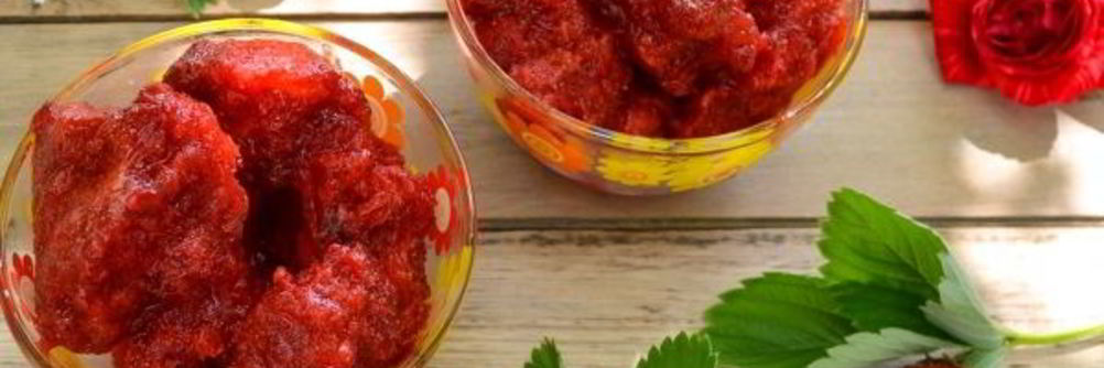 Перетертая клубника с сахаром, замороженная на зиму