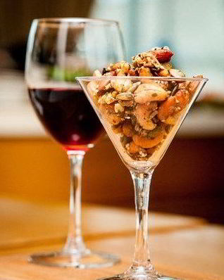 Пряные орехи с чесноком и имбирем