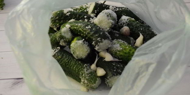 малосольные огурцы в пакете