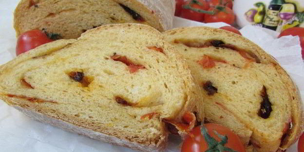 томатный батон с вялеными помидорами