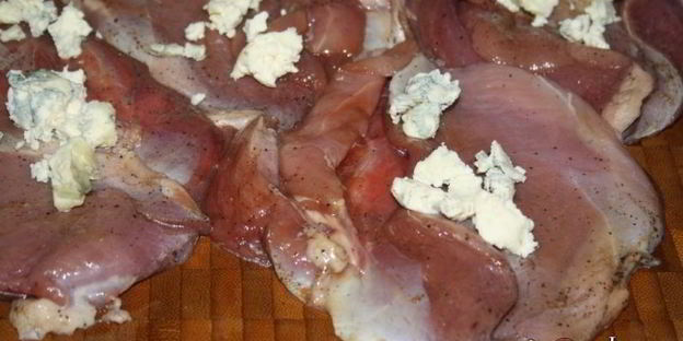 конверты из утиных грудок с голубым сыром и малиновым конфитюром