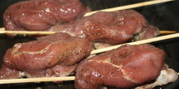 конверты из утиных грудок с голубым сыром и малиновым конфитюром